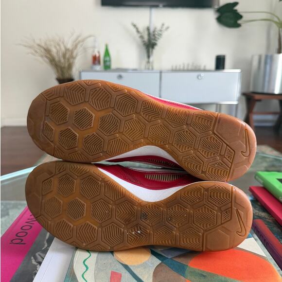 Supreme x Nike SB Gato Red World Famous 2018 AR9821-600 main image 5